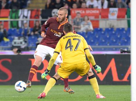 Al 45' del primo tempo il raddoppio: De Rossi serve a Ljajic il più comodo degli assist.. Ansa